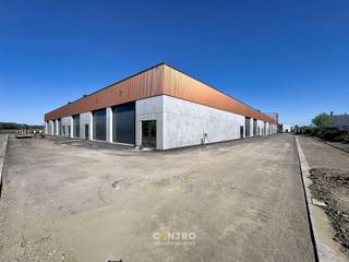 Het betreft hier een nieuw bedrijfsverzamelgebouw, bestaande uit 18 KMO-units en 2 kantoren. <br />Rondom het gebouw is een private weg aangelegd met 58 parkeerplaatsen.<br /><br />Nog beschikbare units: unit 1, Unit 6 en Unit 7!<br /><br /><u><strong>AFWERKING:</strong></u><br />- Stalen constructie: gezandstraald, behandeld met lasprimer en voorzien van all meta coating<br />- Geïsoleerde (10cm PIR) gladde betonpanelen - EPB-conform<br />- Scheidingswanden in gladde betonpanelen, dienst doende als brandmuur (EI60)<br />- Gepolierde en gewapende betonvloer (15cm) met XPS vloerisolatie (volgens EPB-normering).<br />- Geïsoleerd (100mm PIR) plat dak bestaande uit geprofileerde staalplaten (Steeldeck met roofing)<br />met centrale lichtstraat (dubbelwandige polycarbonaat platen (2x 10mm vierwandig), voorzien van rook- en warmteafvoersysteem)<br />- 1 geïsoleerde, automatische sectionaalpoort (h: 4,20m; b: 4,50m) met afstandsbediening (één zender)<br />- Per unit is een raampartij voorzien en glazen inkomdeur. IDEAAL om nog een kantoorruimte te voorzien.<br />- Extra belasting voor zonnepanelen is voorzien: 15kg/m²<br /><br />Conform bijlage 6, Brandklasse C!<br />Automatische branddetectie met RWA-luiken<br /><br /><u><strong>NUTSVOORZIENINGEN:</strong></u><br />De individuele aansluitingen per unit op water, elektriciteit (40A, 3 x 400V), internet/telefoonkabel van het tellerlokaal tot in de unit. <br />Het tellerlokaal bevindt zich in unit 1, die voorzien is van 2 afzonderlijke buitendeuren.<br />Er is een gescheiden rioleringsstelsel voorzien voor afvoer van regen- en afvalwater. Per unit is een afvoer voorzien voor sanitaire module.<br />Per 2 units is regenwaterput van 10.000 liter voorzien, met aanzuigleiding per unit (zonder pomp).<br /><br /><u><strong>OMGEVINGSWERKEN en TOEGANGSWEGEN:</strong></u><br />Rond de gebouwen zal de buitenaanleg en de groenvoorziening uitgevoerd worden conform het lastenboek en plannen.<br /><br /><u><strong>LIGGING:</strong></u><br />- Centrale ligging in West-Vlaanderen<br />- Op slechts enkele kilometers van de autosnelweg E403 (Brugge-Kortrijk), afrit 'Ruddervoorde-Zedelgem'<br />- Op 500m van N32 - verbindingsbaan Brugge-Torhout<br /><br /><u>* Bijzonderheden:</u><br />- <strong>Nieuwe voorwaarden wegens voorziene oplevering eind juni 2026</strong>!<br />- Vermelde prijzen zijn exclusief 21% btw, aansluitingskosten van de nutsvoorzieningen, meterkast, deelname basisakte, opmeting, PID en brandcentrale.<br />- Interessant voor btw-plichtige (21% btw is volledig recupereerbaar, geen registratie!)<br />- Onze referentie op <strong>www.centro.be</strong>: <strong>Q0762-6</strong> of contacteer ons op 050 70 01 02.