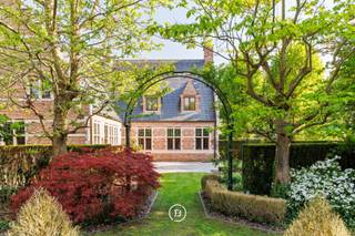 Cette villa majestueuse combine la grandeur classique avec une mise à jour élégante par Pieter Porters de House of Porters. Située dans le charmant Stevoort, à deux pas du centre de Hasselt.<br /><br />Avec une surface habitable généreuse d'environ 550 m², un cabinet privé entièrement équipé de 115 m² sur un terrain entièrement clôturé de 3 274 m², vous bénéficiez de la parfaite synergie entre la vie et le travail en toute intimité.<br />À l'intérieur, vous serez plongé dans un charme inégalé. Les matériaux de haute qualité récupérés dans des bâtiments historiques confèrent une atmosphère caractéristique et chaleureuse aux vastes espaces de vie.<br />De plus, vous bénéficiez de possibilités exceptionnelles grâce au cabinet privé que vous pouvez adapter et aménager selon vos besoins et vos souhaits.<br /><br />La maison est confortablement équipée de nombreux espaces de stationnement privés et pour la clientèle. De plus, il y a une cave spacieuse qui peut servir de stockage supplémentaire et un grenier à aménager selon vos souhaits.<br />L'excellente note EPC de 164 (label B), la présence de panneaux solaires et le statut sans amiante rendent cette villa particulièrement attrayante sur le plan énergétique.<br /><br />Une offre rare pour ceux qui recherchent une élégance intemporelle, le confort et la fonctionnalité, dans un environnement villageois chaleureux avec toutes les commodités à portée de main.