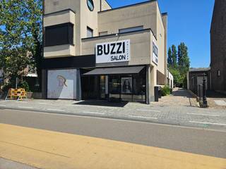 Dit handelspand is zeer gunstig gelegen in dé winkelstraat in het centrum van Mol, op wandelafstand van het station en het Rondplein. In de nabije omgeving is meer dan voldoende parkeergelegenheid voorzien.<br /><br />De handelsruimte is ingericht als kapperszaak welke meteen bruikbaar is gezien de aanwezigheid van onder andere wasbakken, doch kan echter voor meerdere doeleinden (winkel, kantoor, praktijk, ...) gebruikt worden gezien de goede ligging en de aantrekkelijke etalage. <br /><br />De gehele ruimte is voorzien van een nette tegelvloer en wordt energiezuinig verwarmd en gekoeld met een lucht-lucht warmtepomp. Achteraan is er een kitchenette met aansluiting voor een wasmachine, een personeelsruimte of berging en een apart toilet. Alles is dus instapklaar.<br /><br />Huurprijs: €1.500/maand | EPC: B