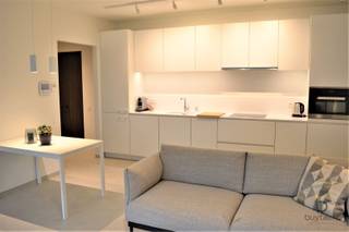 <h2><span>Schelde 21 Luxueus wonen met persoonlijke zorg in Antwerpen</span></h2><p><span>Schelde 21 is geen klassiek woonconcept waar assistentiewoningen traditioneel vaak worden gezien als een tussenstap richting een woonzorgcentrum, kiest Schelde 21 resoluut voor een andere benadering: zelfstandig en luxueus wonen, met zorg en dienstverlening die zich aanpast aan uw levensstijl.</span></p><p><span>Uiteraard voldoet Schelde 21 aan de wettelijke vereisten voor erkende assistentiewoningen. Maar hier staat vooral één gedachte centraal: ontzorgen, comfort en levenskwaliteit.</span></p><p><span>Gelegen aan de Ledeganckkaai, in het vernieuwde en trendy Zuid van Antwerpen, biedt Schelde 21 een unieke combinatie van architectuur, ruimte, comfort en een bruisende stedelijke omgeving.</span></p><p><span>De ruime, gemeubelde appartementen werden ontworpen door Vincent Van Duysen en beschikken allemaal over een prachtig uitzicht. De hoogwaardige afwerking en stijlvolle inrichting creëren een woonomgeving die eerder doet denken aan een luxehotel dan aan een traditionele assistentiewoning.</span></p><p><span>Kunst en cultuur, gastronomie, wellness, sauna, zwemmen, sport of gewoon genieten van de stad: vanuit Schelde 21 ligt het beste van Antwerpen binnen handbereik.</span></p><p><span>De nieuwe Zuidbuurt is bovendien autoluw en duurzaam ingericht, met aangename pleintjes, stadstuinen en ruimte om te wandelen en te ontspannen. Een omgeving waar wonen niet alleen comfortabel is, maar ook aangenaam en inspirerend.</span></p><p><span>Bij Schelde 21 draait zorg in de eerste plaats om persoonlijke service en gemoedsrust. Extra diensten kunnen op maat worden geregeld, zodat u zoveel mogelijk tijd overhoudt voor wat écht belangrijk is.</span></p><p><span>Zorgbeheerder Paloma staat in voor een kwaliteitsvolle en persoonlijke begeleiding en zorgt ervoor dat ondersteuning beschikbaar is wanneer u die nodig heeft.</span></p><p><span>Zo behoudt u de vrijheid van zelfstandig wonen, gecombineerd met de zekerheid en het comfort van een professionele dienstverlening.</span></p><h3><span>Een bijzondere plek om volop van het leven te genieten</span></h3><h3><span>*Verblijfsvergoeding dagprijs komt op €43.75</span></h3><h3><span>*Basis dienstverlening dagprijs komt op €4.18</span></h3><p><span>Schelde 21 is er voor wie niet wil inleveren op levenskwaliteit, stijl of vrijheid. Een uitzonderlijke woonplek voor wie luxueus wil wonen, zorgeloos wil leven en volop wil genieten van Antwerpen.</span></p><p><span>Garage is voorzien en kan aangekocht worden voor €25.000.</span></p><p><span> </span></p><p><span>Maandelijkse syndicus kosten: €276.75</span></p><p><span> </span></p><p><span>Bel of mail ons voor een bezoekje. </span></p><p><span> </span></p>