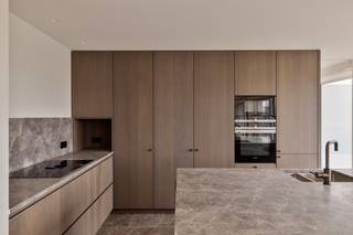 <p>In de Holstraat, op wandelafstand van het centrum van Waregem, vinden we dit exclusieve appartement met een uniek zicht op het kasteel van Potegem. Deze topligging biedt de perfecte combinatie van rust, groen en stedelijk comfort. Winkels, horeca, scholen en openbaar vervoer liggen vlakbij, terwijl u geniet van een panoramisch uitzicht en een luxueuze woonervaring.</p>

<p><strong>Over het appartement</strong><br />Dit instapklare appartement bevindt zich op de eerste verdieping van een recente residentie en werd afgewerkt met <strong>hoogwaardige materialen</strong>. De lichtrijke leefruimte sluit aan op een volledig uitgeruste open keuken met kookeiland en <strong>high-end toestellen</strong>. Het appartement beschikt over twee volwaardige slaapkamers en twee stijlvolle badkamers met verfijnde Mortex-afwerking. Op maat gemaakte ingemaakte kasten zorgen voor praktische en elegante opbergruimte doorheen het hele appartement.</p>

<p><strong>Indeling</strong><br />Inkomhal met gastentoilet en vestiaire, ruime leefruimte met veel lichtinval, open keuken met eetgedeelte, berging/wasplaats, twee slaapkamers, beiden met ensuite badkamer en zonnig terras met prachtig uitzicht.</p>

<p><strong>Kenmerken &amp;amp; troeven</strong></p>

<ul><li>Hoogwaardige afwerking en instapklaar</li><li>Vloerverwarming via warmtepomp</li><li>Airco in beide slaapkamers</li><li>Stijlvolle badkamers in Mortex</li><li>Grote raampartijen en veel lichtinval</li><li>Zicht op het kasteel van Potegem en de bibliotheek van Waregem</li><li>Centrale ligging in Waregem</li><li>Verkoop onder registratierechten (geen btw)</li><li>Mogelijkheid tot bijkopen van inpandige garage en/of buitenparking</li></ul>

<p>Dit appartement is ideaal voor wie houdt van luxe, rust en een topligging in het centrum van Waregem.<br />Meer informatie? Contacteer Maxime De Baere via 0491/92.11.86</p>