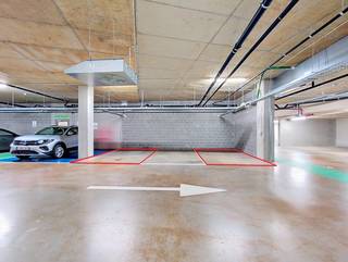 Autostaanplaats(en) te koop gelegen in de nieuwe ondergrondse parking 't Bruggeske, gelegen onder het nieuwe Gemeentehuis te Kapellen. (25.000/stuk - betreft P62 en P64)<br /><br />Gelegen in het centrum, vlakbij belangrijke invalswegen en het openbaar vervoer, geniet u hier van een uiterst praktische ligging. In een buurt waar parkeren vaak een uitdaging vormt, bieden deze staanplaatsen een comfortabele en duurzame oplossing, zowel voor eigen gebruik als investering.<br /><br />De staanplaatsen zijn afzonderlijk te koop aan €25.000 per stuk en liggen quasi naast elkaar (P62 / P64)<br /><br />Bijzonderheden:<br />- Verkoop onder 21% BTW<br />- Veilig afgesloten parkeergarage<br />- Afmetingen staanplaats: 2,55m x 5,06m<br />- 2e staanplaats beschikbaar (€25.000/stuk)<br />- Geen laadpaal aanwezig<br />- Gemeenschappelijke kosten: +- 65 euro/jaar<br /><br /><br />Bestuursmaatregelen in het maatregelenregister: nee