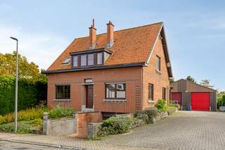 Te renoveren woning met immens potentieel en grote loods vlak bij het centrum van Meise <br /><br />Op een uitstekende en gezochte locatie vlak bij het gezellige centrum van Meise bevindt zich deze unieke eigendom op een ruim perceel van 2.327 m². Bent u op zoek naar een te renoveren woning die u volledig naar eigen smaak en behoeften kunt inrichten, gecombineerd met een indrukwekkende loods/magazijn? Dan is dit de perfecte opportuniteit met tal van mogelijkheden! <br /><br />De open bebouwing heeft een bewoonbare oppervlakte van ca. 200 m² en vormt een stevige basis voor een prachtig renovatieproject. Het gelijkvloers omvat een leefruimte, ruime keuken en veranda. Op de verdieping bevinden zich 3 volwaardige slaapkamers en een badkamer met inloopdouche. Daarnaast beschikt de woning over een kelder en een inpandige garage. <br /><br />Grootste troef voor de zelfstandige ondernemer of hobbyist is het goed onderhouden magazijn/loods van ca. 292 m². Ideaal voor opslag, atelier of beroepsactiviteit aan huis. Het terrein heeft een breedte van 21 meter, een Zuid-West oriëntatie en biedt een ruime parkeergelegenheid (ca. 10 staanplaatsen). Achter de loods ligt het groene tuingedeelte. <br /><br />Troeven op een rij:<br />-Toplocatie: Vlak bij het centrum van Meise in een residentiële buurt <br />-Enorm potentieel: Te renoveren naar uw eigen wensen en stijl <br />-Grote loods/magazijn: Ca. 292 m² (perfect voor zelfstandigen/opslag) <br />-Groot perceel: 2.327 m² met een uitstekende oriëntatie (ZW) Veel parkeerplek: Circa 10 parkeerplaatsen op eigen terrein <br />-Indeling: 3 slaapkamers, 200 m² bewoonbare oppervlakte <br /><br />Grijp deze zeldzame kans om wonen en werken te combineren op een droomlocatie!<br /><br />Dit pand is onderworpen aan de renovatieverplichting van de Vlaamse overheid voor residentiële gebouwen (behoudens bij sloop binnen 5 jaar na de aankoop). Consulteer voor meer informatie de website van het Vlaams Energie- en Klimaatagentschap via https://www.vlaanderen.be/een-woning-kopen/renovatieverplichting-voor-residentiele-gebouwen<br /><br />Bestuursmaatregelen in het maatregelenregister: nee