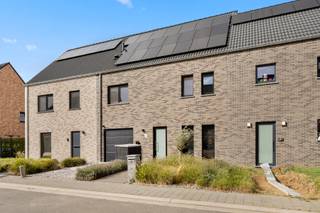 Deze instapklare gezinswoning bevindt zich in een rustige, nieuwe woonwijk op korte afstand van het centrum van Keerbergen. Via de inkomhal,...