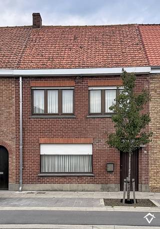 Deze woning is gelegen op een grondoppervlakte van 324 m² en bestaat uit: inkomhal - living - keuken - veranda - toilet - wasplaats - berging - terras - tuin - tuinhuis - nachthal - 3 slaapkamers - badkamer- zolder. <br /><br />Contacteer ons voor een bezoek ter plaatse.