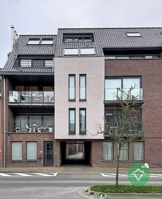 Dit instapklaar appartement in het centrum van Torhout is gelegen in een modern gebouw dat in 2015 is gebouwd. Het appartement beschikt over 2 slaapkamers en heeft een bewoonbare oppervlakte van 100 m². <br /><br />Het appartement is voorzien van alle nodige comfort en heeft een lichte en zéér ruime woonkamer met aansluitend een groot zonneterras, een open keuken met moderne toestellen met daarnaast een praktische berging, een badkamer met douche en toilet, en een apart toilet in de inkomhal. <br /><br />De slaapkamers zijn ruim en bieden voldoende plaats voor een tweepersoonsbed en kasten. <br /><br />Voor wie op zoek is naar een comfortabel en modern appartement in Torhout, is dit zeker een interessante optie. Met zijn twee slaapkamers en ruime oppervlakte is het ideaal voor een klein gezin of een koppel dat graag wat extra ruimte heeft.<br /><br />Troeven van dit appartement:<br /><br />- afgewerkt met kwalitatieve materialen zoals parketvloer in de living<br />- energiezuinig<br />- ruim appartement<br />- goede ligging <br /><br />Er is ook een mogelijkheid om een garage bij aan te kopen aan 29 000 €<br /><br />STARTPRIJS, Elk bod boven deze startprijs wordt voorgelegd aan de eigenaars, die al dan niet kunnen akkoord gaan met deze bieding.