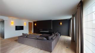 Cet appartement impressionnant est situé dans le Zuiderkroon, sur le Vlaamse Kaai, avec une vue sur le parc Dok Zuid, situé entre Vlaamse et...