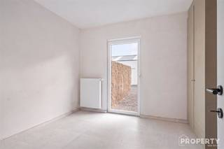 <p><span>Rustig wonen met groen en de Schelde vlakbij.</span></p><p><span>Dit gelijkvloerse nieuwbouwappartement combineert een rustige ligging met een vlotte verbinding naar de omliggende steden.</span></p><p><span>Via de inkomhal komt u binnen in de gezellige leefruimte met open, volledig ingerichte keuken en aansluitende berging. Het appartement beschikt verder over een ruime slaapkamer en een ingerichte badkamer met douche.</span></p><p><span>Aansluitend aan de woonkamer bevindt zich een aangenaam terras, een fijne plek om in alle rust van het buitenleven te genieten.</span></p><p><span>Wie extra ruimte wenst, kan optioneel een garage, parkeerplaats of berging bijkopen. Daarnaast is er een gemeenschappelijke fietsenberging voorzien.</span></p><p><span>Meer informatie of graag eens komen kijken? Bel gerust naar 0476 46 12 87.</span></p>