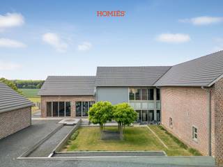 In het landelijke Pellenberg komen discretie en uitstraling samen in deze unieke kantoor- en wooncombinatie. De eigendom koppelt een...