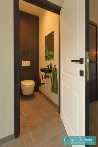 Deze charmante, gerenoveerde rijwoning biedt alles wat je nodig hebt voor een comfortabele en moderne levensstijl, nabij het centrum van Brakel. Perfect voor wie op zoek is naar een instapklare woning met een gezellig en zonnig buitenruimte!<br /><br />De woning omvat een inkom, kelder, bezoekerstoilet, berging,  ruime leefruimte met open keuken en aansluitend terras en tuin.  Bovenverdieping omvat twee ruime slaapkamers en ingerichte badkamer. Beschikbaar vanaf 01/04/2026. <br /><br />Voor meer informatie of een bezoek ter plaatse bel Stefanie op het nummer 055/59 50 10 of email stefanie@vastgoedbrowaeys.be