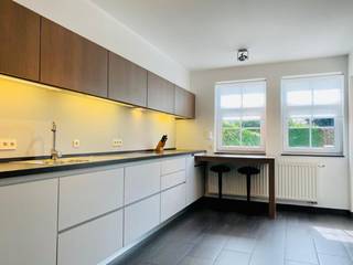 <strong>Deze woning is onmiddellijk beschikbaar! </strong><br /><br />Deze prachtig afgewerkte woning bevindt zich op de Heksenheide in Kuringen, een aangename woonwijk waar het bijzonder rustig wonen is.<br /><br />Dankzij de gunstige ligging bevindt het centrum van Hasselt zich bovendien op fietsafstand. De modern-rustieke stijl waarin de woning werd afgewerkt en ingericht geeft het geheel een warme en luxueuze uitstraling.<br /><br />De grootste troeven van deze parel?
<ul>
<li>De grote tuin waar je geniet van rust en privacy</li>
<li>De ruimte en het aangename wooncomfort in de woning</li>
<li>De recent vernieuwde badkamer en cv-ketel</li>
</ul>
Op de gelijkvloerse verdieping komen we binnen in de inkomhal met gastentoilet. Van hieruit bereiken we de ruime leefruimte en de gerieflijke keuken. Daarnaast is er op het gelijkvloers nog een praktische bergplaats voorzien.<br /><br />In de tuin werd een mooi terras aangelegd, waar je heerlijk kan ontspannen en genieten van de rustige omgeving. Daarnaast is er reeds bekabeling voorzien voor het gebruik van een robotmaaier, wat het onderhoud van de tuin extra comfortabel maakt.<br /><br />Via de trap bereiken we de eerste verdieping. Hier bevinden zich drie slaapkamers, een apart toilet en de badkamer. De badkamer werd recent vernieuwd en is uitgerust met een dubbele lavabo, een douche en een ligbad.<br /><br />Word jij de nieuwe bewoner van deze prachtige woning? Surf naar www.vdv-vanderveken.be, kies bij “TE HUUR” voor dit pand en vul de kandidatenfiche in (klik in het gouden balkje op “Ik wil dit pand graag huren!”). Wij contacteren je voor een afspraak!