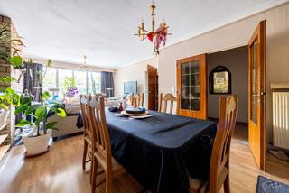 Bent u op zoek naar een fijn startersappartement of eerder naar een interessante investering? Dan stellen we u graag dit te renoveren appartement voor, gelegen op de 2de verdieping van een verzorgd gebouw.<br /><br />Indeling<br />U betreedt het appartement via een centraal gelegen inkomhal, die doorgang geeft aan een riante woonkamer (36m²), de keuken (9m²), een apart toilet, een badkamer en twee ruime slaapkamers (16m² en 12m²). De keuken is tevens bereikbaar via de woonkamer. Vanuit de tweede slaapkamer heeft u toegang tot een aangenaam, Zuid-Westgericht terras. Tot slot beschikt het appartement over een privatieve kelderberging nr. 45.<br /><br />Ligging<br />Het appartement geniet van een uitstekende ligging op een steenworp van het Rivierenhof en het kasteel Sterckshof, waar u kan genieten van diverse activiteiten en horecazaken. Ook het openbaar vervoer bevindt zich op wandelafstand. De belangrijkste verbindingswegen situeren zich vlakbij, waardoor u geniet van een uitstekende bereikbaarheid.<br /><br />Het appartement is momenteel verhuurd aan €865 per maand, + €125 provisie voor de huurder. Dit resulteert in een aantrekkelijk rendement van maar liefst 6,29%!<br /><br />Pluspunten<br />- Ruim appartement (99m²)<br />- EPC B<br />- Dakisolatie aanwezig<br />- Aantrekkelijk rendement<br /><br />Interesse in deze buitenkans? Bel dan snel naar One vastgoed via 03 360 85 30!