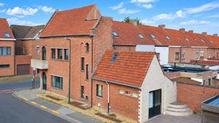 Charmante halfopen bebouwing met 3 slaapkamers, 2 badkamers en een uitstekende ligging in Eeklo.
Ontdek deze verrassend ruime halfopen bebouwing in Eeklo, ideaal voor wie comfortabel en rustig wil wonen zonder in te boeten aan bereikbaarheid en voorzieningen.
De woning beschikt over drie ruime slaapkamers en twee badkamers, waardoor ze perfect geschikt is voor gezinnen, thuiswerkers of wie gewoon graag wat extra ruimte heeft.
Een absolute troef zijn de twee lichtrijke leefruimtes, één op het gelijkvloers en één op de eerste verdieping. Ze zorgen voor een aangename, warme sfeer en bieden tal van mogelijkheden om de woning volledig naar jouw eigen levensstijl in te richten. De volledig ingerichte keuken vormt het hart van de woning en wordt aangevuld met een praktische keukenberging — een bijzonder handige extra.
Vanuit de keuken heb je rechtstreeks toegang tot het gezellige terras, waar je in alle rust kunt genieten van een ontspannen moment, een aperitief of een etentje in openlucht.
Dankzij de doordachte en speelse indeling voelt de woning ruim, open en functioneel aan. De verschillende leefruimtes maken het bovendien eenvoudig om wonen, werken en ontspannen op een comfortabele manier te combineren.
Ook de ligging is een belangrijke troef. Je woont op korte afstand van het zwembad, het station, winkels en het mooie Heldenpark. Alles wat je nodig hebt voor een aangename en praktische woonomgeving bevindt zich dus binnen handbereik.
Benieuwd of dit jouw nieuwe thuis kan worden?
Neem vandaag nog contact met ons op voor meer informatie of een bezoek via 09/336 16 15 of info@vastgoedunicum.be.
Ontdek de woning alvast virtueel:
https://youtube.com/shorts/d_U66jfYW_o