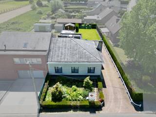 <p><strong><span>Rustig gelegen, halfopen Bungalow met veel potentieel!</span></strong><br /><br />In de charmante Faluintjesgemeente <span><span>Moorsel</span></span> stellen wij u deze uitzonderlijk ruime bungalow in halfopen bebouwing voor. Gelegen in een bijzonder rustige en groene omgeving, omringd door uitgestrekte velden en natuur, geniet u hier van absolute sereniteit, terwijl u toch vlot verbonden bent met de omliggende dorpen zoals <span><span>Herdersem</span></span> en <span><span>Wieze</span></span>.</p>
<p><strong>Gelijkvloers wonen – een grote troef</strong><br />Met maar liefst <strong>185 m² bewoonbare oppervlakte volledig op het gelijkvloers</strong> biedt deze woning een zee aan ruimte en optimaal wooncomfort. Alles bevindt zich op één niveau, wat deze bungalow bijzonder praktisch en toekomstgericht maakt.</p>
<p>De woning verwelkomt u via een <strong>riante inkomhal</strong> die overgaat in een ruime nachthal. De lichtrijke leefruimte is vandaag ingedeeld in een gezellige zithoek en een eetkamer, waar grote raampartijen zorgen voor een aangename connectie met de tuin.</p>
<p>De <strong>geïnstalleerde keuken</strong> kijkt uit én geeft toegang tot <strong>een gezellige veranda</strong>, ze beschikt ook over een aparte, afgesloten berging – ideaal voor extra stockage.</p>
<p>Verder vindt u:</p>
<ul>
<li>
<p>Een badkamer met lavabo en meubel, toilet en ligbad</p>
</li>
<li>
<p><strong>Drie ruime tot zeer ruime slaapkamers</strong></p>
</li>
<li>
<p>Een inpandige garage met extra apart toilet en voorziening voor wasmachine en droogkast</p>
</li>
<li>
<p>Een bijkomende afgesloten bergruimte aansluitend aan de garage, eveneens bereikbaar via de tuin – uiterst praktisch!</p>
</li>
</ul>
<p><strong>Buitenruimte en extra troeven</strong><br />Rechts van de woning bevindt zich een oprit die toegang geeft tot de garage en de tuin. De tuin biedt rust en privacy, met bovendien een tuinhuis voor extra opbergruimte.</p>
<p>Als kers op de taart beschikt deze woning over een <strong>zeer ruime en nette zolder van maar liefst 50 m²</strong>, die tal van mogelijkheden biedt (hobbyruimte, extra kamers, bureau, …).<br /><br /><strong>Zonnepanelen!</strong></p>
<p><strong>Ligging</strong><br />Deze bungalow geniet van een uiterst rustige ligging in het landelijke Moorsel, midden in het groen en toch nabij een belangrijke verbindingsweg tussen Moorsel, Herdersem en Wieze. Het dorpscentrum van Moorsel met zijn faciliteiten bevindt zich op korte afstand, waardoor u hier het beste van twee werelden combineert: rust én bereikbaarheid.</p>
<p>Een ideale woning voor wie op zoek is naar ruimte, comfort én een groene, rustige omgeving.</p>
<p>Interesse? Contacteer uw vastgoedkantoor KURTIMMO voor een bezoek en ontdek zelf het potentieel van deze ruime bungalow! 0476/076993 OF info@kurtimmo.be</p>