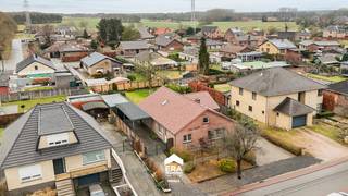 <p>Deze charmante vrijstaande woning is rustig gelegen in Wijshagen, vlakbij Bree en Meeuwen. De groene omgeving en de nabijheid van het bos maken dit de ideale plek voor wie houdt van natuur en ontspanning, zonder in te boeten aan bereikbaarheid.</p>

<p>De woning werd oorspronkelijk gebouwd in 1972 en nadien grondig gerenoveerd met hoogwaardige materialen. Op het gelijkvloers vind je twee ruime slaapkamers en een saunakamer met directe toegang tot de tuin. Daarnaast is er een lichtrijke leefruimte die mooi aansluit op de keuken, een aparte badkamer en een toilet. Op de bovenverdieping bevinden zich vier slaapkamers en een extra badkamer. De woning is deels onderkelderd en staat op een mooi perceel van 10 are.</p>

<p><strong>Enkele troeven:</strong></p>

<p>• Ruime indeling: 6 volwaardige kamers en 2 badkamers, ideaal voor grotere gezinnen of hobbyruimte<br />• Instapklaar: gerenoveerd met kwalitatieve materialen en steeds goed onderhouden<br />• Energiezuinig: EPC-label C, met zonnepanelen en dak- en muurisolatie<br />• Aangename buitenruimte: verzorgde tuin met een recent vernieuwd terras<br />• Extra comfort: saunakamer met toegang tot de tuin</p>

<p><strong>Aarzel niet om een bezoek te plannen en deze veelzijdige woning zelf te ontdekken!</strong></p>