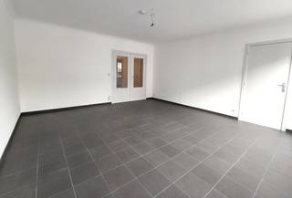 Dit appartement is gelegen op tweede verdieping van een gebouw in één van de winkelstraten van Hasselt, vlakbij de Grote Markt.Gemeenschappelijke hal...