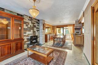 <p>Op een topligging in Denderleeuw bevindt zich deze <strong>robuuste en goed onderhouden woning</strong>. Winkels, scholen en openbaar vervoer bevinden zich op wandelafstand. De woning is onmiddellijk bewoonbaar en biedt, mits enkele energetische ingrepen en modernisering, alle <strong>mogelijkheden </strong>om er een tijdloze en charmante thuis van te maken. Het gelijkvloers omvat een inkomhal, een ruime en lichtrijke living met salon en eetplaats, een kwalitatieve keuken, een<strong> ruime garage </strong>met bergruimte, een wasplaats, bijkomende berging en een veranda. Op de verdieping bevinden zich een nachthal, <strong>vier slaapkamers</strong> en een badkamer. Buiten geniet men van een <strong>gezellig terras en een ruime, fraai aangelegde tuin</strong>. Extra troeven: Buitenschrijnwerk in aluminium met dubbele beglazing - Verwarming op accumulatie - Automatische garagepoort. Een ruime gezinswoning met een sterke basis, veel potentieel en een uitstekende ligging in Denderleeuw.</p>