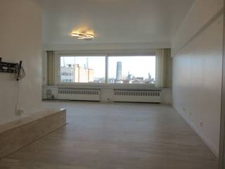 3-SLK APPARTEMENT MET ZONNIG TERRAS + ONDERGRONDSE PARKEERPLAATS IN HET GEBOUW.<br />Dit gerenoveerd 3-SLK appartement (+/- 100m²) is gelegen in de schaduw van de Brusselsepoort, op de 6e verdieping in een gebouw met lift. De gevelbreedte bedraagt 6m waardoor het raam in de leefruimte een spectaculair panoramisch uitzicht biedt over de Sint-Romboutstoren en het centrum van de stad.<br />Indeling: inkomhal, leefruimte, keuken, bijkeuken, nachthal, gastentoilet, berging/wasplaats, badkamer, 3 slaapkamers (waarvan 1 met directe toegang tot een zuid/west georiënteerd terras). Het appartement werd recent totaalgerenoveerd en is 100% instapklaar, de nieuwe eigenaar kan dus gerust zijn dat hij de eerstkomende jaren niets meer extra zal moeten investeren. Het ganse appartement is voorzien van nieuwe ramen met 3-dubbele beglazing. De ramen van slaapkamers zijn nog extra voorzien van zowel een binnenzonwering als een elektrisch bedienbaar rolluik (met afstandsbediening) aan de buitenzijde. Alle buitenmuren werden extra geïsoleerd aan de binnenzijde, de achtergevel wordt op dit moment nog volledig vernieuwd (deze kost zal volledig betaald worden vanuit het reservefonds van het gebouw). Volledig vernieuwde elektriciteit (volledig conform), nieuwe keuken en badkamer. Op niveau -1 bevinden zich nog een privatieve kelderberging (4m²) en een ruime autostaanplaats (zit reeds inbegrepen in de vraagprijs), bereikbaar d.m.v. een autolift. EPC-attest = label A. Voor meer info en/of een bezoek ter plaatse, contacteer Anne Raets via 0471/57 12 13 of mail naar info@buro14.be.