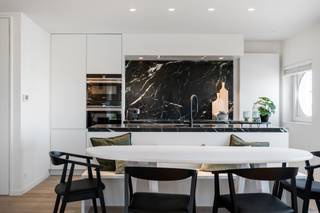 Prachtig gerenoveerd appartement met zicht over het Zegemeer te Knokke.<br /><br />Indeling: Inkomhal met vestiaire en gastentoilet. Volledig geïnstalleerde open keuken, eethoek, ruime lichtrijke woonkamer, drie volwaardige slaapkamers met telkens een eigen badkamer.<br />Mogelijkheid tot aankoop van een garagebox in de residentie.<br /><br />Luxueus gerenoveerd appartement! Interesse contacteer ons.