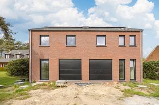 Deze halfopen nieuwbouwwoning is gelegen vlakbij het centrum Booischot, vlakbij openbaar vervoer, scholen, supermarkten en andere handelszaken.We...