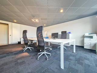 Op zoek naar een instapklaar kantoor op een vlot bereikbare locatie? Dit pand op de eerste verdieping biedt beide troeven!Het kantoor bestaat uit een inkom met ruime traphal, 2 afzonderlijke burelen, een vergaderzaal, een open kantoorruimte, een volledig uitgeruste keuken en een badkamer. Alles is netjes afgewerkt en klaar voor onmiddellijk gebruik.Daarnaast is er een dakterras waar je tijdens de pauze kan genieten van het mooie uitzicht over de stad.De ligging is ideaal: op wandelafstand van station Gent-Dampoort en vlot bereikbaar met de wagen. Bovendien is er voldoende parkeergelegenheid aan het pand.Een aangename werkplek voor wie een combinatie zoekt van optimale bereikbaarheid en modern comfort.Oppervlakte: 257 m²Specificaties:- Binnenzonwering- Kitchenette, volledig geïnstalleerd- Afzonderlijk sanitair (dames/heren)- Badkamer met inloopdouche- Centrale verwarming op gas- Aparte meters- Tapijtvloer- Natuursteen vloer- Kan gemeubeld gehuurd worden- 6 beschikbare parkeerplaatsen Beschikbaarheid:Onmiddellijk beschikbaar.Hebt u interesse in dit kantoor te huur nabij Gent-Dampoort? Neem zeker contact op via 09 245 35 35 of business.gent@dewaele.com