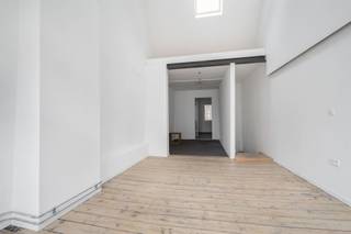 IMMEUBLE COMMERCIAL DE CARACTÈRE AVEC SPACIEUX ESPACE DE VIE PRIVÉ AU CŒUR DE MALINESCette charmante propriété combine un rez-de-chaussée commercial...