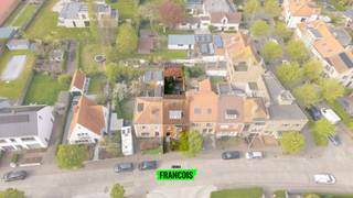 In de gegeerde Paul Michielslaan bevindt zich deze gesloten bebouwing met een bewoonbare oppervlakte van 152 m² op een perceel van 160 m². Een ideale opportuniteit voor wie op zoek is naar een renovatieproject met veel potentieel op een rustige ligging in Mariakerke.<br /><br />De woning werd gebouwd in 1952 en vormt de perfecte basis om volledig naar eigen smaak en wensen te vernieuwen. Met een EPC-score F (600 kWh/m²) is renovatie vereist, maar dit biedt meteen ook de kans om het pand om te vormen tot een energiezuinige en hedendaagse gezinswoning.<br /><br />Via de inkomhal komt u in de leefruimte met aansluitend de keuken en veranda. Deze geven uit op het terras en de zuidwest georiënteerde tuin met tuinhuis, waar u optimaal kan genieten van de zon in de namiddag en avond. Verder is er op het gelijkvloers nog een apart toilet aanwezig.<br /><br />Op de eerste verdieping bevinden zich twee slaapkamers en een badkamer. De tweede verdieping, bereikbaar via een vaste trap, is momenteel ingericht als zolderruimte maar biedt bijzonder veel mogelijkheden, zoals het creëren van extra slaapkamers of een ruime master bedroom met ensuite badkamer.<br /><br />De ligging is hier een absolute troef: rustig gelegen in Mariakerke, een gegeerde deelgemeente van Oostende, met winkels, scholen en openbaar vervoer in de nabije omgeving. Bovendien geniet u van een vlotte verbinding naar het centrum van Oostende en bevindt u zich op korte afstand van zee, strand en duinen.<br /><br />Een woning met tal van mogelijkheden voor wie wil renoveren op een sterke locatie aan de kust.<br /><br />Woning verkopen in Oostende? Vraag je gratis schatting aan bij Immo Francois, jouw lokale makelaar.<br /><br />