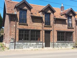 Bent u op zoek naar een karaktervolle rustieke woning? Een plek vol authenticiteit en ruimte op een steenworp van de autosnelweg en toch...