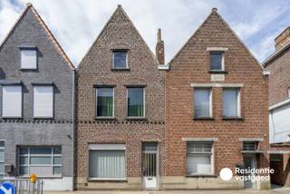Op zoek naar een renovatieproject om uw eigen woondroom waar te maken of als investering? Dan is deze woning in de Poperbosstraat 12 te Torhout een unieke kans! Gelegen in een rustige en groene buurt nabij het centrum van Torhout met alle voorzieningen zoals winkels, restaurants, scholen, trein- en busstation op wandelafstand.<br /><br />De woning omvat op het gelijkvloers een inkomhal, ruime leefruimte, in te richten keuken, veranda, badkamer en een apart toilet. Op het verdiep zijn er twee ruime en volwaardige slaapkamers, er is mogelijkheid tot een derde slaapkamer op de zolderverdieping die te betreden is via een vaste trap. <br /><br />De buitenomgeving omvat een groene stadstuin.<br /><br />Warm geworden om uw woondroom te realiseren? Contacteer ons vandaag nog voor een bezoek ter plaatse of meer informatie!<br /><br />Deze woning wordt aangeboden met een richtprijs. Ieder bod lager of hoger dan deze richtprijs wordt overgemaakt aan de eigenaars die al dan niet het bod kunnen aanvaarden.<br /><br />Neem voorsprong met een vrijblijvende schatting via:<br />www.residentievastgoed.be/gratisonlineschatten
