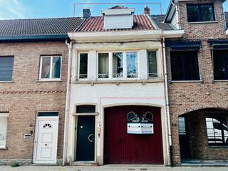 <p><span>Centraal gelegen woning met 2 slaapkamers in Hamme</span></p><p><span>Deze gesloten bebouwing in het </span><span>centrum van Hamme</span><span> combineert een praktische indeling met aangename leefruimtes. Winkels, scholen, openbaar vervoer en andere dagelijkse voorzieningen bevinden zich op wandelafstand.</span></p><p><span>Op het </span><span>gelijkvloers</span><span> bevindt zich de inkomhal, vanwaar u toegang heeft tot de hoger gelegen woonverdiepingen.</span></p><p><span>De </span><span>eerste verdieping</span><span> vormt het leefgedeelte van de woning. Hier bevindt zich de lichtrijke woonkamer, waar de grote raampartijen voor veel natuurlijk licht zorgen. Aansluitend vindt u de ruime keuken met voldoende plaats voor een eetgedeelte. Verder bevinden zich op deze verdieping de badkamer en een praktische, ruime berging. Vanuit de woning heeft u toegang tot het </span><span>zonnige terras</span><span>.</span></p><p><span>Op de </span><span>tweede verdieping</span><span> bevinden zich de </span><span>twee volwaardige slaapkamers</span><span>, waardoor het slaapgedeelte mooi afgescheiden is van de leefruimtes.</span></p><p><span>Samen met de centrale ligging en de praktische indeling maakt dit de woning geschikt voor wie graag dicht bij het centrum woont </span></p><p><span>Troeven:</span></p><ul><li><span>Centrale ligging in Hamme</span></li><li><span>Lichtrijke woonkamer met grote raampartijen</span></li><li><span>Ruime keuken met plaats voor een eetgedeelte</span></li><li><span>2 volwaardige slaapkamers op de tweede verdieping</span></li><li><span>Badkamer en ruime berging</span></li><li><span>Zonnig terras</span></li><li><span>Winkels, scholen en openbaar vervoer op wandelafstand</span></li></ul><p><span> </span></p><p><span>Interesse? Neem contact op voor meer informatie of een bezoek via ons kantoor.</span></p>