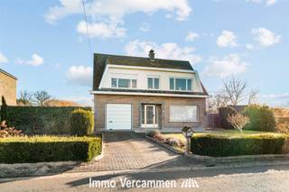 <p><span>SPACIEUSE MAISON FAMILIALE AVEC BEAUCOUP DE POTENTIEL DANS LE BOOISCHOT</span></p><p><span> </span></p><p><span>Bienvenue dans cette charmante maison familiale située dans le quartier calme de Booischot. Cette propriété offre une base solide pour une famille grandissante avec quatre chambres spacieuses réparties sur deux étages. Avec une surface habitable de 224 mètres carrés sur un terrain de pas moins de 1420 mètres carrés, cette propriété dispose d'un potentiel considérable d'expansion et de développement.</span></p><p><span> </span></p><p><span>Le rez-de-chaussée présente un agencement bien organisé avec un salon, une salle à manger, une cuisine et des particularités telles qu'un spacieux jardin d'hiver donnant sur l'environnement rural. Les espaces de vie ensoleillés offrent de belles vues sur le paysage verdoyant. La cuisine est équipée de façon pratique et dispose de tous les éléments nécessaires à la vie quotidienne. Un intéressant jardin d'hiver ajoute un confort supplémentaire et crée un lien agréable avec l'espace extérieur.</span></p><p><span> </span></p><p><span>Le premier étage abrite quatre chambres de tailles différentes, dont l'une peut faire office de chambre principale avec une salle de bains attenante. Cet espace permet à plusieurs générations ou à une grande famille de vivre confortablement.</span></p><p><span> </span></p><p><span>La salle de bains unique est entièrement carrelée et équipée des commodités habituelles. La propriété dispose également d'un garage, idéal pour abriter les véhicules et pour le stockage.</span></p><p><span> </span></p><p><span>La cour spacieuse offre de nombreuses possibilités. Un jardin paysager entoure la maison, et la grande surface de terrain permet d'envisager des projets futurs, ou de profiter d'un espace vert.</span></p><p><span> </span></p><p><span>Cette propriété est en état d'occupation et malgré ses années, elle respire le caractère et l'authenticité. Avec son emplacement pratique, son terrain spacieux et son agencement polyvalent, il s'agit d'une opportunité intéressante pour ceux qui recherchent de l'espace et des possibilités dans un environnement rural.</span></p><p><span> </span></p><p><span> </span></p><p><span>Maison familiale étonnamment spacieuse avec beaucoup de potentiel, idéalement située à Booischot.</span></p><p><span> </span></p><p><span>Vous êtes à la recherche de la maison familiale idéale avec tout l'espace et le confort nécessaires ? Alors cette belle maison dans la campagne de Booischot est exactement ce que vous cherchez ! Située sur un terrain spacieux de pas moins de 1420 m², cette propriété offre de nombreuses possibilités pour la vie intérieure et extérieure.</span></p><p><span> </span></p><p><span>Avec un espace de vie étonnamment spacieux et un agencement fonctionnel, cette maison dispose d'un salon extrêmement spacieux qui est parfait pour des soirées agréables avec la famille et les amis. A travers le salon, vous pouvez accéder à l'espace bureau et à la cuisine qui s'ouvrent ensuite sur une agréable véranda, où vous pouvez profiter de la verdure qui entoure la maison. Le hall d'entrée au premier étage donne accès à deux chambres spacieuses et à une salle de douche avec toilettes. Une deuxième salle de bains se trouve au rez-de-chaussée. À l'arrière de la propriété, vous trouverez deux garages, qui non seulement offrent un espace de stockage supplémentaire, mais constituent également un endroit idéal pour vos véhicules.</span></p><p><span> </span></p><p><span>La situation centrale d'Onze-Lieve-Vrouw-Waver permet de rejoindre facilement les villes environnantes telles que Malines, Lier, ainsi que les grandes villes telles que  Anvers, Bruxelles et Louvain, aussi bien en voiture qu'en transports en commun. </span></p><p><span>Vous êtes intéressé ? Contactez-nous et prenez rendez-vous pour une visite : 015/755 444 ou <span>info@immovercammen.be</span></span><span> </span></p><p><span> </span></p><p><span>Obligation de rénovation EPC : dans les 5 ans après l'achat = rénovation obligatoire jusqu'à l'étiquette D ou mieux.</span></p><p><span> </span></p>