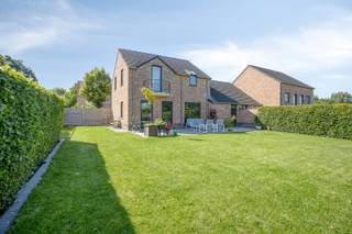 In een rustige en aangename woonomgeving in Tongeren bevindt zich deze uitstekend onderhouden woning op een perceel van 543 m². De woning werd gebouwd in 2004 en biedt een praktische indeling, veel comfort en diverse energiebesparende voorzieningen.<br /><br />Indeling: <br />x centrale inkomhal met gastentoilet en vestiaire; <br />x lichtrijke leefruimte met een gezellige L-vormige woonkamer die naadloos overgaat in de open keuken. Grote raampartijen geven een aangename verbinding met het terras en de tuin. <br />x ingerichte keuken; <br />x aansluitend een praktische berging; <br />x inpandige garage met berging, wasruimte en extra bergruimte op de open zolder. Vanuit de garage is er een rechtstreekse toegang naar terras en tuin. <br /><br />Op de verdieping: <br />x drie slaapkamers, <br />x een apart toilet, <br />x vernieuwde badkamer met lavabomeubel en instapdouche. <br />x de zolder is bereikbaar via een luik in de nachthal.<br /><br />De woning werd doorheen de jaren met zorg onderhouden en verkeert in een nette staat.<br /><br />Buiten geniet je van een mooi aangelegd terras, een volledig omheinde tuin met groene hagen en een grote tuinberging. Dankzij de noordwestelijke oriëntatie profiteer je van de middag- en avondzon op het terras.<br /><br />Technisch : <br />x nieuwe Vaillant condensatieketel 2022; <br />x 8 zonnepanelen met 3.200 Wp;<br />x regenwaterput van 5.000 liter. <br />x een waterverzachter. <br />x een conforme elektrische installatie.<br />x goed EPC label B.<br /><br />INTERESSE? Maak dan een afspraak voor bezichtiging op het nummer 012 23 00 23 of mail uw vragen aan roland@immo-leroi.be.