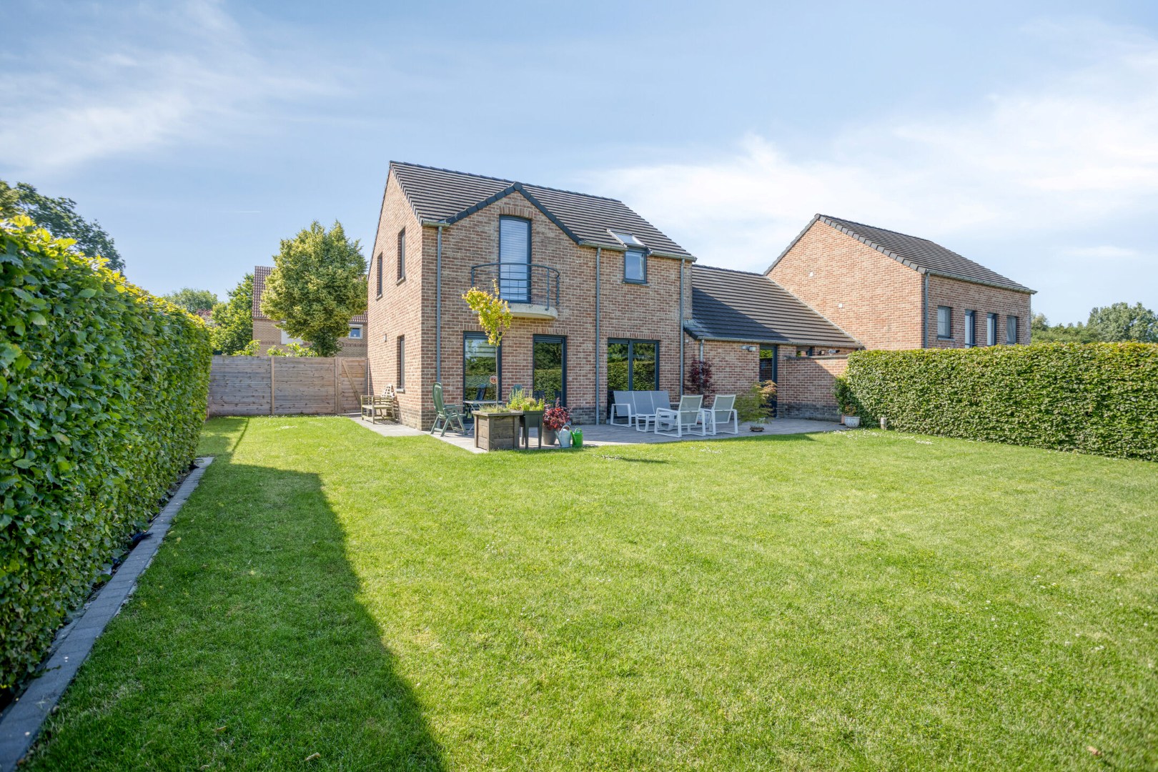 Verzorgde woning met 3 slaapkamers, garage, zonnepanelen en zonnige tuin te Tongeren - foto 2