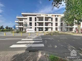 <u><strong>Luxueuze doorzonappartementen gelegen aan de jachthaven te Bocholt</strong></u><br />Project 'De Schoener' bevat 28 splinternieuwe, duurzame en luxueuze doorzonappartementen<br /><br /><u><strong>Exclusief wonen aan de jachthaven van Bocholt</strong></u><br />Project De Schoener omvat 28 splinternieuwe, duurzame en luxueuze doorzonappartementen op een uitzonderlijke locatie aan het kanaal en de jachthaven van Bocholt. Hier woont u in alle rust, omringd door water en groen, terwijl gezellige horeca, winkels en recreatiemogelijkheden zich op wandelafstand bevinden.<br /><br />Deze unieke ligging combineert natuur en comfort moeiteloos. Met een Finse piste, uitgestrekte fiets- en wandelroutes in de directe omgeving is dit een paradijs voor natuurliefhebbers en actieve levensgenieters.<br /><br /><strong><u>Doordachte architectuur met maximale lichtinval</u></strong><br />De appartementen van De Schoener zijn ontworpen om te imponeren. De doorzonindeling in combinatie met grote raampartijen zorgt voor een overvloed aan natuurlijk licht gedurende de hele dag.<br /><br />De ruime, zonovergoten terrassen aan beide zijden van het appartement creëren een unieke woonbeleving en laten u optimaal genieten van het buitenleven — van ochtendkoffie tot avondzon.<br /><br />Binnen geniet u van een hoogwaardige afwerking met zorgvuldig geselecteerde premium materialen die elke ruimte een tijdloze, luxueuze uitstraling geven.<br /><br /><strong><u>Duurzaam én toekomstgericht wonen</u></strong><br />De Schoener staat voor energiezuinig wonen zonder compromis op comfort.<br />BEN-woningen die de geldende energienormen overtreffen<br />Individuele bodem- en water/water-warmtepompen<br />Aangesloten op een gemeenschappelijk Boorgat Energie Opslagsysteem<br />Vloerverwarming in het volledige appartement<br />Ventilatiesysteem D<br />Passieve koeling in de zomer<br />Dit innovatieve energieconcept garandeert aangename warmte in de winter, natuurlijke verkoeling in de zomer én aanzienlijk lagere energiekosten. Een slimme investering voor vandaag én morgen.<br /><br /><u><strong>Pluspunten van het project</strong></u><br />✔ Instapklaar opgeleverd (volgens lastenboek)<br />✔ Duurzaam en luxueus woonconcept<br />✔ Doorzonappartementen met ruime, zonovergoten terrassen<br />✔ Energiezuinige appartementen conform de BEN-norm<br />✔ Parking en private berging inbegrepen in de vraagprijs<br />✔ Voorziene oplevering: zomer 2027<br /><br /><u><strong>Kwaliteit tot in de details</strong></u><br />Voor de afwerking wordt samengewerkt met gerenommeerde vakmensen:<br />Keuken: Sleurs &amp; Vangompel – Bocholt<br />Badkamer: Peeters &amp; Zonen – Bree<br />Vloeren: 4D Tegels – Maasmechelen<br />Binnendeuren en laminaat: Gebroeders Verduyckt – Bocholt<br />Lastenboek en prijslijst zijn beschikbaar op aanvraag.<br /><br />PRIJSBEREKENING:
<ul>
	<li>grondwaarde: € 60.000</li>
	<li>constructiewaarde: € 258.850</li>
	<li>12% registratierechten op de grondwaarde: € 7.200</li>
	<li>21% btw op de constructiewaarde: € 54.359</li>
	<li>totale prijs exclusief notariskosten: € 380.409</li>
</ul>
<br /><u><strong>Financiering</strong></u><br />Voor vastgoed gelegen in België zijn Belgische hypotheken van toepassing. Wij adviseren kandidaat-kopers om tijdig hun financieringsmogelijkheden te bespreken. Een goed voorbereid financieel dossier versterkt uw positie aanzienlijk.<br /><br />Wonen waar water, luxe en rust samenkomen<br />Droomt u van wonen aan het water in alle comfort, met een duurzame toekomstvisie en hoogwaardige afwerking?<br />Neem vandaag nog contact met ons op voor vrijblijvende informatie of een persoonlijke afspraak.<br /><br />✉️ elke@immosign-plus.be<br />📞 +32 89 87 03 67<br /><br /><em>De Schoener — een investering in levenskwaliteit.</em>