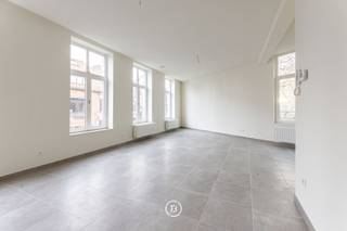 Bright duplex apartment for rent in Bruges.The layout is as follows:Floor 1: entrance hall with separate guest toilet - spacious living room - fully...