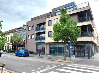 Vraag uw bezoek aan via info@optimusvastgoed.be!TE HUUR: Ruim appartement met 2 slaapkamers in Leopoldsburg!In het centrum van Leopoldsburg bevindt...