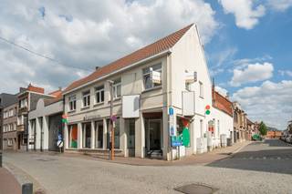 In het centrum van Zele een opbrengsteigendom bestaande uit een handelspand +_178m² en een appartement met 2 slaapkamers, voorzien van...