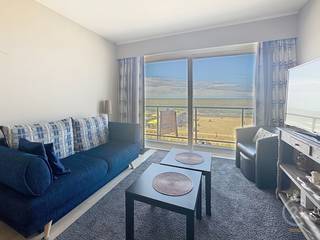 Gezellige studio op de tweede verdieping met open keuken en lichtrijke leefruimte. De slaaphoek kan worden afgesloten met een gordijn, wat zorgt voor extra privacy. Verder beschikt de studio over een badkamer, apart toilet en berging. Ideaal als tweede verblijf of investering op een topligging aan zee.