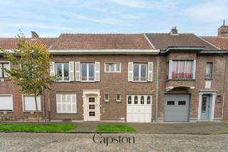 NIEUW TE KOOP via CAPSTON. Ruime gezinswoning met 4 slaapkamers in hartje Zele. Ontdek deze charmante woning met vier volwaardige slaapkamers,...