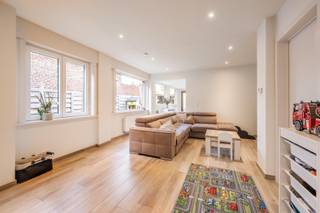 <strong>Wonen én ondernemen op één toplocatie? Dit is een buitenkans!</strong><br />BIEDEN VANAF 299.000 EURO!<br /><br />📅 <strong>BEZOEKDAG – ZATERDAG 17 OKTOBER 2026</strong><br />Van 14 u - 16 u<br /><em>*Inschrijven kan via onze website www.vastgoedcanniere.be</em><br /><br />Op zoek naar een instapklare woning met ruimte, karakter én een unieke mogelijkheid om wonen en werken te combineren? Dan verdient deze bijzonder veelzijdige eigendom in de Kleine Driesstraat 14 te Desselgem absoluut uw aandacht!<br /><br /><strong>📍 AANGENAAM WONEN IN DESSELGEM</strong><br />De woning is gelegen in Desselgem, in het zuidoosten van West-Vlaanderen, centraal tussen Waregem, Kortrijk, Roeselare en Tielt. Desselgem beschikt over een vlotte verbinding via onder meer de N357 en N382 en ligt op ongeveer 7 km van Waregem, 13 km van Kortrijk en 20 km van Roeselare.<br />Ook voor het dagelijkse leven is de omgeving bijzonder praktisch: winkels, horeca, scholen, openbaar vervoer en andere voorzieningen bevinden zich in de omgeving. In de buurt zijn onder meer bushaltes met verbindingen richting Waregem, Roeselare en Tielt.<br />Kortom: een centrale en praktische uitvalsbasis voor zowel gezinnen als zelfstandigen.<br /><br />Deze charmante rijwoning werd volledig gerenoveerd in 2015 en biedt vandaag een bijzonder compleet wooncomfort. De grote troef? Een afzonderlijke praktijkruimte met eigen ingang, momenteel ingericht als nagel- en haarstudio ideaal voor wie een zelfstandige activiteit aan huis wil uitbouwen, een praktijkruimte zoekt of wonen en werken comfortabel wil combineren. Deze ruimte kan ook als bureelruimte gebruikt worden alsook eventueel voor een vierde slaapkamer.<br /><br />✨ <strong>EEN WONING MET HEEL VEEL MOGELIJKHEDEN</strong><br />De woning verwelkomt u met een aangename leefomgeving en een praktische indeling.<br />Op het gelijkvloers vinden we onder meer een gezellige woonkamer en een bijzonder ruime, lichtrijke en volledig geïnstalleerde keuken. De keuken beschikt over een praktisch eiland en een gezellige ontbijthoek: een heerlijke plek om samen de dag te starten.<br /><br /><u>Verder beschikt de woning over:</u>
<ul>
<li>3 slaapkamers</li>
<li>Dressing</li>
<li>Badkamer met ligbad/douche en lavabomeubel</li>
<li>Apart toilet</li>
<li>Nachthal met prachtige, op maat gemaakte kastenwand</li>
<li>Droge kelder en zolder</li>
<li>Technische ruimte/berging</li>
<li>Inpandige garage, gerealiseerd in 2022, met elektrische poort</li>
<li>Binnenkoer met terras</li>
<li>Conforme elektriciteit!</li>
</ul>
Alles werd doordacht ingericht met aandacht voor comfort, praktische bergruimte en een aangename woonbeleving.<br /><br />De absolute blikvanger van deze eigendom is de polyvalente ruimte genaamd 't Hangaarke uit 2020.<br /><br /><u>De ruimte omvat:</u>
<ul>
<li>Een woonkamer met gezellige gashaard</li>
<li>Open, volledig geïnstalleerde keuken</li>
<li>Toilet met lavabomeubel</li>
<li>Technische ruimte/berging</li>
</ul>
Een fantastische meerwaarde voor zelfstandigen of ondernemers die graag thuis willen werken zonder hun privéleven en beroepsleven volledig door elkaar te laten lopen.<br /><br /><br />Interesse om deze veelzijdige eigendom zelf te ontdekken?<br />👉 Schrijf u vooraf in voor de bezoekdag via <strong>www.vastgoedcanniere.be</strong><br /><br />Meer informatie? Contacteer <strong>Dominique +32 476 77 31 31 of info@vastgoedcanniere.be</strong><br />