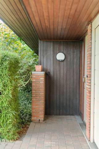 <p><span>Ligging<br /></span><span>Hier woon je in een rustige, residentiële woonbuurt, met alles binnen handbereik.<br />Grote percelen, brede voortuinen en volwassen groen.<br />Het centrum van Ertvelde ligt op wandelafstand en de R4/E34 bereik je vlot.<br /><br /></span></p><p><span>Residentiële villawoning met architecturale vibe en 4+ slaapkamers<br /></span><span>Van buiten lees je meteen wat voor woning dit is: lage horizontale lijnen, een breed overstekend dak, roodbruine gevelsteen en raampartijen die van hoek tot hoek doorlopen.<br />Pure jaren '60-architectuur, en nog helemaal intact.<br />Binnen komt de sfeer echt tot leven. <br />De inkomhal zet de toon met zwarte natuursteen, een muur in zichtbaar metselwerk, een wand in glasdallen die het licht doorlaat en een open houten trap naar de zolder.<br />Materialen die vandaag opnieuw helemaal van deze tijd zijn.<br /><br />De leefruimte loopt vloeiend door van eethoek naar zithoek. <br />De grote ramen doen je genieten van de tuin.<br />Een open haard in metselwerk vormt het hart van de zithoek.<br />Ook vanuit de keuken geniet je van een groot raam en zicht op het groen.<br />Ernaast ligt een koele berging.<br />Het bureau met tuinzicht is ideaal als thuiskantoor, speelkamer of extra slaapkamer. <br />Via de nachthal bereik je vier slaapkamers en de badkamer.</span></p><p><span>Alles bevindt zich op het gelijkvloers en heeft die unieke uitstraling.<br />De zolder, tenslotte, is een mooie ruimte van 157m² met mogelijkheden, volledig in te richten tot extra (slaap)kamers.<br />Een technische berging en een dubbele inpandige garage van 27m² met automatische sectionaalpoort maken het geheel af.<br />Het perceel is 1.015m² groot en zuidwest geörienteerd.<br /><br />Dit is een fijne thuisplek.<br /><br /></span><span>Extra<br /></span><span>/ dak vernieuwd in 1987<br />/ asbestveilig<br />/ regenwaterput<br /><br /></span><span>Troeven<br /></span><span>/ architecturale woning met uitstraling<br />/ groot perceel<br />/ rustige, residentiële ligging<br />/ 4+ slaapkamers<br />/ dubbele garage<br />/ geen renovatieplicht<br />/ simulatie EPC C bij plaatsing condenserende ketel<br /><br /></span></p>