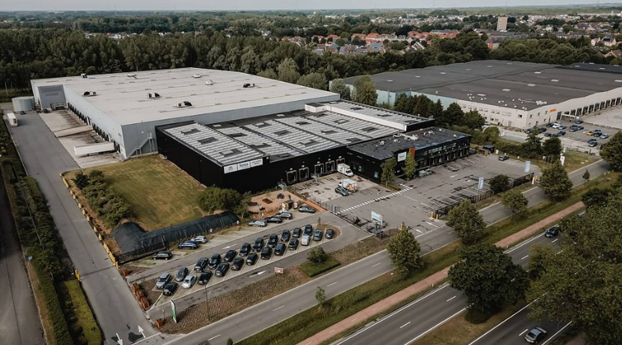 Magazijn met kantoren te huur  - foto 1