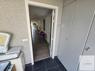 <p><strong>Instapklaar gelijkvloers appartement met 2 slaapkamers, bureauruimte en warmtepomp</strong></p>
<p></p>
<p>Bent u op zoek naar een comfortabel en instapklaar appartement in het centrum van Lotenhulle, met alle hedendaagse voorzieningen? Dan is dit verzorgde gelijkvloerse appartement zeker een bezoek waard.</p>
<p></p>
<p>Het appartement werd gerenoveerd in 2015 en biedt een praktische indeling met een ruime leefruimte, een volledig geïnstalleerde keuken, twee volwaardige slaapkamers en een aparte bureauruimte, ideaal voor thuiswerk of als hobbykamer.</p>
<p></p>
<p>De stijlvolle badkamer is uitgerust met zowel een ligbad als een aparte douche, waardoor u geniet van optimaal comfort. Dankzij de warmtepomp beschikt het appartement niet alleen over een energiezuinige verwarming, maar ook over airconditioning voor aangename temperaturen tijdens de zomermaanden.</p>
<p></p>
<p>Achteraan het gebouw kunnen bewoners gebruikmaken van een gemeenschappelijke tuin. Bovendien zijn er voldoende parkeermogelijkheden in de onmiddellijke omgeving.</p>
<p></p>
<p><strong>Troeven van het appartement:</strong></p>
<ul>
<li>Gelijkvloers appartement</li>
<li>2 slaapkamers + aparte bureauruimte</li>
<li>Instapklaar</li>
<li>Gerenoveerd in 2015</li>
<li>Volledig geïnstalleerde keuken</li>
<li>Badkamer met ligbad én douche</li>
<li>Warmtepomp met verwarmings- en aircofunctie</li>
<li>Gemeenschappelijke tuin</li>
<li>Voldoende parkeergelegenheid in de buurt</li>
<li>EPC-label D</li>
<li></li>
</ul>
<p><strong>Beschikbaar vanaf:</strong> 1 augustus 2026<br /><strong>Huurprijs:</strong> € 790 per maand + 20€ per maand provisie</p>
<p></p>
<p>Interesse? Contacteer ons gerust voor meer informatie of een bezichtiging.</p>
<p></p>