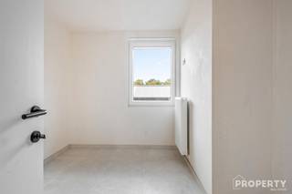 <p><span>Nieuwbouwappartement op de eerste verdieping in een kleinschalig nieuwbouwproject bestaande uit 5 hoogwaardig afgewerkte appartementen.</span></p><p><span><br />- verzorgde inkomhal </span></p><p><span>- ruime open woonkamer met een volledig geïnstalleerde keuken</span></p><p><span>- 2 ruime slaapkamer</span></p><p><span>- geïnstalleerde badkamer met instapdouche</span></p><p><span>- gastentoilet</span></p><p><span>- zonneterras</span></p><p><span><br />Een garage, staanplaats of individuele berging kan optioneel worden aangekocht.<br /><br /></span></p><p><span>Gemeenschappelijke fietsenberging voorzien.<br /><br />Voor meer info of een bezoek, bel 0476 46 12 87</span></p><p><span> </span></p>