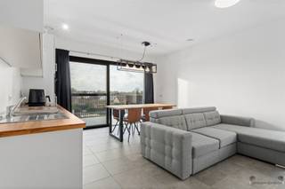 <p><span>APPARTEMENT 2ème ETAGE 2.3</span></p><p><span> </span></p><p><span>1/ Parties communes :</span></p><p>-<span> Jardin avant : </span><span>équipé de boîtes aux lettres</span></p><p>-<span> hall d'entrée : </span><span>équipé d'un système de vidéophone, d'un ascenseur et d'un escalier</span></p><p>-<span> parking souterrain de 9 places : </span><span>accessible par l'allée et le portail à bascule automatique. Le sol est en béton armé et poli. </span></p><p>-<span> autres locaux souterrains :</span><span> local technique, local à vélos, local à déchets, local de nettoyage.</span></p><p>-<span> 5 places de parking visiteurs supplémentaires : </span><span>au niveau du sol</span><span> </span><span>et situées côté rue.</span></p><p>-<span> pour la description des autres parties communes :</span><span> décrites dans l'</span><span>acte de base</span><span>, à demander à notre bureau.</span></p><p><span> </span></p><p><span>2/ Parties privatives :</span></p><p><span> </span></p><p><span>A / appartement : </span></p><p><span>- entrée</span></p><p>-<span> WC séparé : </span><span> équipé d'un lavabo</span></p><p>-<span> Salle de bain </span><span>(3,6m²)</span><span>: </span><span>équipée d'une cabine de douche séparée et d'un meuble de salle de bain avec double vasque.</span></p><p>-<span> Chambre </span><span>(12,70m²)</span></p><p>-<span> Séjour avec cuisine ouverte </span><span>(22m²) </span>: </p><p>-<span> Cuisine ouverte : </span><span>entièrement équipée avec un îlot de cuisine (avec évier en céramique, placards intégrés, lave-vaisselle, double évier), et armoire de cuisine avec plaque de cuisson électrique avec hotte aspirante, multi-four électrique et réfrigérateur. </span></p><p>-<span> Pièce de rangement séparée </span><span>(4m²)</span><span>: </span><span>adjacente à la cuisine</span></p><p>-<span> Terrasse </span><span>(10m²) : en béton, carrelée. Le garde-corps de la terrasse est en acier émaillé noir.</span></p><p><span>- caractéristiques générales : </span></p><p><span>Entièrement sur carrelage. Charpente en aluminium à rupture de pont thermique.</span></p><p><span>Equipé d'une pompe à chaleur, de panneaux solaires et d'un système de ventilation D Systheem.</span></p><p><span> </span></p><p><span>B/ espaces souterrains (à acheter séparément) :</span></p><p>-<span>1 place de parking n° 3</span></p><p><span>- 1 débarras séparé n° 7</span></p><p><span> </span></p><p><span>Avantages supplémentaires :</span></p><p><span>- Chauffage par le sol avec pompe à chaleur</span></p><p><span>- Ventilation D</span></p><p><span>- Panneaux solaires</span></p><p><span> </span></p><p><span>CONDITIONS DE LA VILLE DANS LE CADRE DE L'INFORMATIONPLIGHT:<br />1)DÉVELOPPEMENT PERMIS<br />2)LOGEMENT PERMIS<br />3)DÉVELOPPEMENT NON PERMIS<br />4)PAS DE DROIT DE VENTE<br />5)DÉVELOPPEMENT PERMIS#NewLine</span></p><p><span> </span></p><p><span> </span></p><p><span> </span></p><p><span> </span></p>