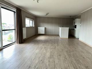 Uiterst verzorgd, kwalitatief en ruim appartement pal in centrum van Ooigem.<br />Het appartement bevindt zich op de tweede verdieping en is uiteraard zowel met de trap als met de lift bereikbaar.<br />Bouwjaar 2012<br /><br />Alle comfort op wandelafstand: apotheek, bakker, slager, frituur, kine, lagere school, sportcentrum, bib,....<br /><br />Het appartement is ingedeeld als volgt:<br />Inkomhal met gastentoilet, ruimte en lichtrijke living (eetplaats en zithoek) met open keuken.<br />Een zeer grote berging, badkamer met toilet, douche en lavabomeubel.<br />Twee grote slaapkamers en een kleinere kamer.<br />Er is een garage inbegrepen (de 2e van rechts) die goed bereikbaar is en perfect gelegen om makkelijk in en uit te manoeuvreren. De garagekoer is afgesloten van de openbare weg met een automatische poort.<br /><br />- Kwalitatief en traditioneel gebouwd.<br />- Ruim terras<br />- Vol-kern deuren<br />- CV op aardgas<br />- Groot schuifraam (met vliegenhor) naar het terras<br />- 110m² bewoonbare oppervlakte<br />- Kleinschalige en recente residentie<br />- energiezuinig