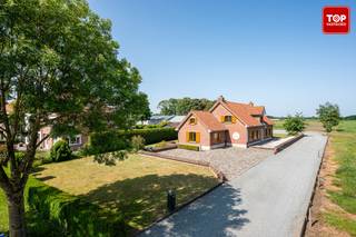 Op een boogscheut van het centrum van Eeklo vinden we deze uiterst kwalitatieve woning terug. De grote grondoppervlakte van maar liefst 1.043m2 en...