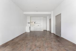 Dit gelijkvloers appartement biedt een zonnige en gezellige leefomgeving dankzij de zuidoriëntatie en het prachtige zicht op de jachthaven. Het appartement beschikt over twee slaapkamers, waarvan één master bedroom en één kleinere kamer die ideaal is als logeerkamer, bureau of kinderkamer.
Gelegen in een goed onderhouden gebouw van 2003, vormt dit pand een sterke investering. Het is altijd vlot verhuurd geweest, wat de uitstekende verhuurwaarde bevestigt.
Daarnaast beschikt het appartement over een privé staanplaats en een berging die gebruikt kan worden.
Een mooi appartement op een toplocatie aan de jachthaven — ideaal als tweede verblijf of investering.
Contacteer makelaar Stéphanie 0472 77 86 60 of stephanie@keyimmo.be voor een bezoek of meer info.