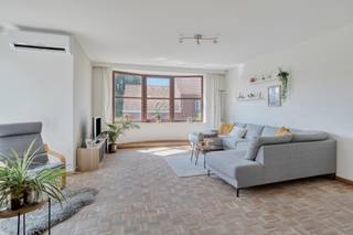 <p>Deze ruime en instapklare woning in Kessel-Lo geniet van een bijzonder rustige ligging vlak bij het Chartreuzebos en het provinciaal domein. Dankzij de goede verbinding met Leuven woon je hier rustig en groen, zonder in te boeten aan bereikbaarheid.</p><p>Binnen valt meteen de verzorgde en hoogwaardige afwerking op. De parketvloeren geven de woonruimtes een warme en tijdloze uitstraling. De afgewerkte keuken biedt een aangename en functionele omgeving om dagelijks te koken en samen te genieten.</p><p>De woning beschikt over drie volwaardige slaapkamers en twee recent gerenoveerde badkamers. Hierdoor is er voldoende ruimte voor een gezin, thuiswerk of logés. Ook de zolder biedt bijkomende mogelijkheden en extra bergruimte.</p><p>Op praktisch vlak heeft deze woning eveneens heel wat te bieden. Er is een ruime berging in de kelder, een garage en een eigen oprit. De elektriciteit is conform en de woning beschikt over een waterverzachter en een alarminstallatie. Met een gunstig energieprestatiecertificaat B is de woning bovendien energiezuinig en klaar voor de toekomst.</p><p>Buiten wacht een onderhoudsvriendelijke tuin met terras, waar je in alle rust kunt ontspannen en genieten van aangename momenten met familie en vrienden. De groene omgeving, de nabijheid van het Chartreuzebos en het provinciaal domein maken dit een uitstekende uitvalsbasis voor wandelaars en natuurliefhebbers.</p><p>Heb je interesse en wil je deze woning als een van de eersten ontdekken? De verkoop start met een exclusieve Avant-Première op 7 en 8 augustus. Plan je bezoek via de paarse knop ‘Afspraak maken’ op onze website. De biedingstermijn loopt tot en met 10 augustus om 21.00 uur. Je vindt het Avant-Première-reglement onder downloads.</p>