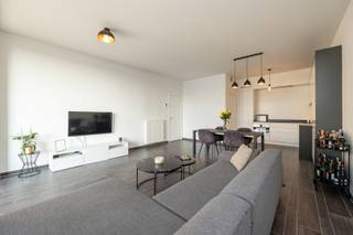 Modern appartement (bouwjaar 2016) met twee slaapkamers en zéér ruim terras op een rustige locatie nabij 't Eilandje! <br /><br />Het appartement gelegen op de vierde en hoogste verdieping bereikbaar met de lift heeft volgende indeling: via de inkomhal met apart toilet en een vestiaire betreedt men de lichtrijke leefruimte en een volledig geïnstalleerde open keuken voorzien toestellen. In het verlengde van de keuken een berging met aansluitingen voor wasmachine en droogkast. <br /><br />Via de leefruimte heeft men toegang tot het ruime zonnige zuid-west gerichte terras (ca. 25m2) met zicht op de rustige binnentuin en de Onze-Lieve-Vrouwekathedraal.<br /><br />Via de hal bereikt men een ruime eerste slaapkamer (14m2) voorzien van inbouwkasten en een tweede slaapkamer (9m2). Beiden slaapkamers geven toegang tot het zonnige terras. De badkamer is voorzien van een moderne inloopdouche en een dubbele lavabo. <br /><br />Ten slotte geniet men nog van een gemeenschappelijke inpandige fietsstalling. <br /><br />Mogelijkheid tot aankoop inpandige autostaanplaats bereikbaar met de lift aan 39.000 Euro.<br /><br />Belangrijkste troeven:<br /><br />- Toplocatie op enkele stappen van het MAS <br />- Zeer energiezuinig (EPC label A)<br />- Ruim terras met uitzicht op het binnenplein<br />- Aparte meters voor alle nutsvoorzieningen<br />- Hoge plafonds (2,89m) over heel het appartement <br /><br />90m2 bewoonbare oppervlakte cfr EPC.<br /><br />Wenst u een bezoek of meer informatie? Dan kan u ons steeds contacteren via info@dvarealestate.be of via 03/297.00.00.